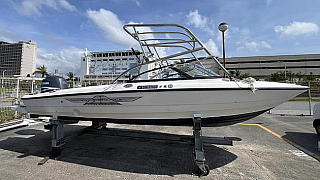 チャーター可能なヤマハのAG-21の右横からの写真