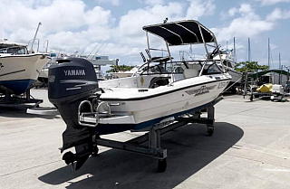 チャーター可能なヤマハのAG-21の右後ろからの写真