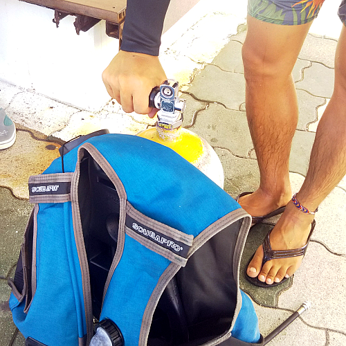 �V�����_�[�̃o���u���܂��J���Ȃ��悤�Ɏw�����Ă���ʐ^