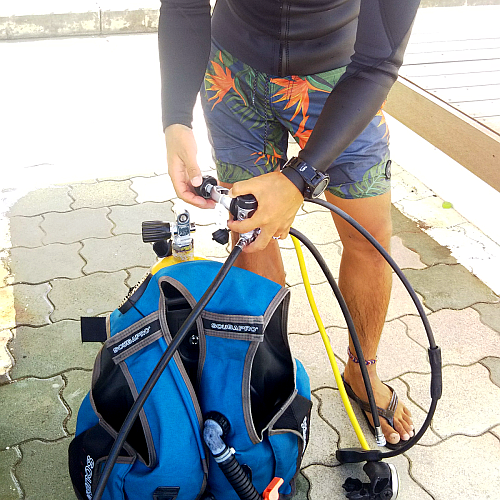 ���M�����[�^�[�̃l�W�����߂Ėh���p�L���b�v���O�����Ƃ��w�����Ă���ʐ^