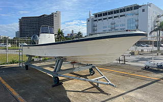 チャーター可能なヤマハの和船W-27の右前からの写真